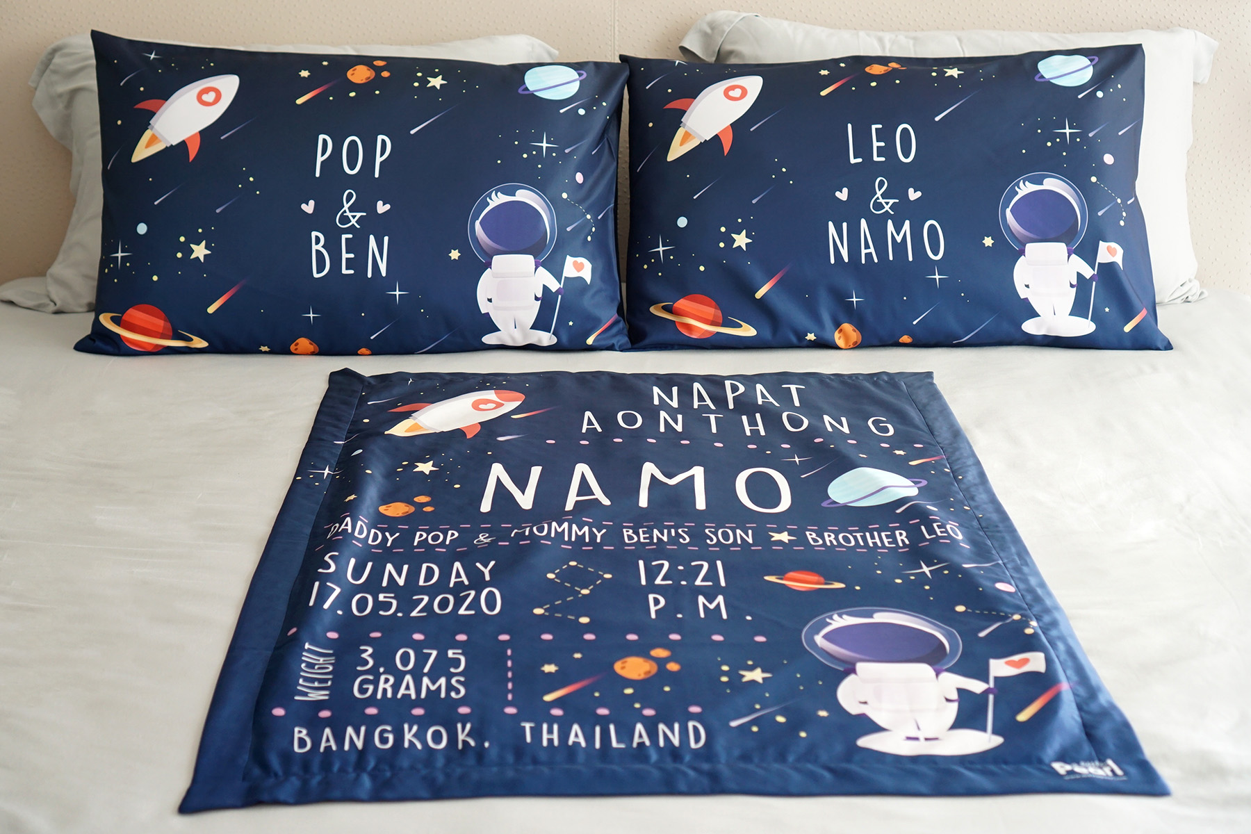 ชุดของขวัญเด็ก ปลอกหมอนหนุน 1 คู่ + ผ้าห่มขนาด 75x100cm ลาย Space - Navy