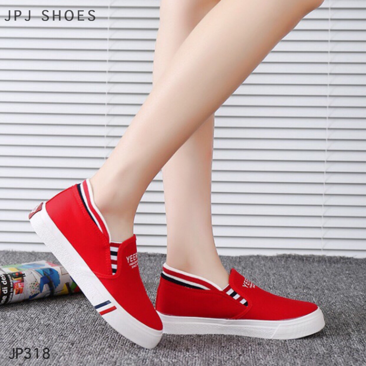 รองเท้า Slip On คาดเส้นสไตล์เกาหลี (สีเทา)