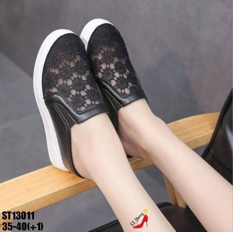 รองเท้าผ้าใบเปิดส้นแต่งลายลูกไม้ (สีดำ)