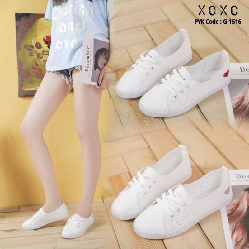 รองเท้าผ้าใบทรงคัทชูเย็บลายหัวใจ (สีแดง)