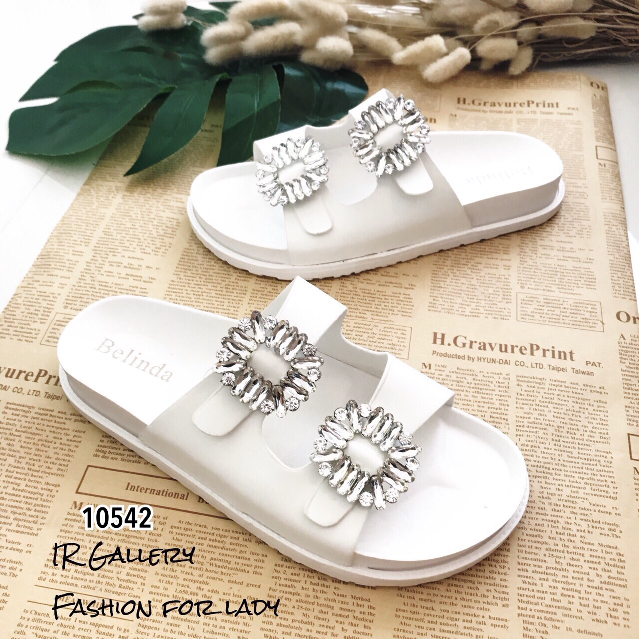 รองเท้าแตะแต่งเพชร Style Roger Vivier (สีขาว)