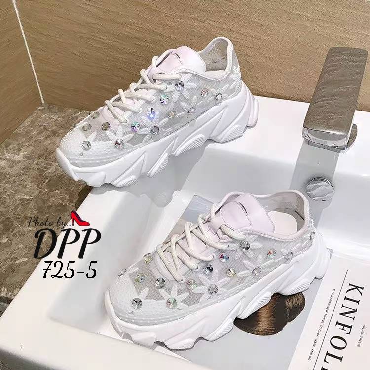 รองเท้าผ้าใบแฟชั่นปักลายดอกไม้แต่งเพชร