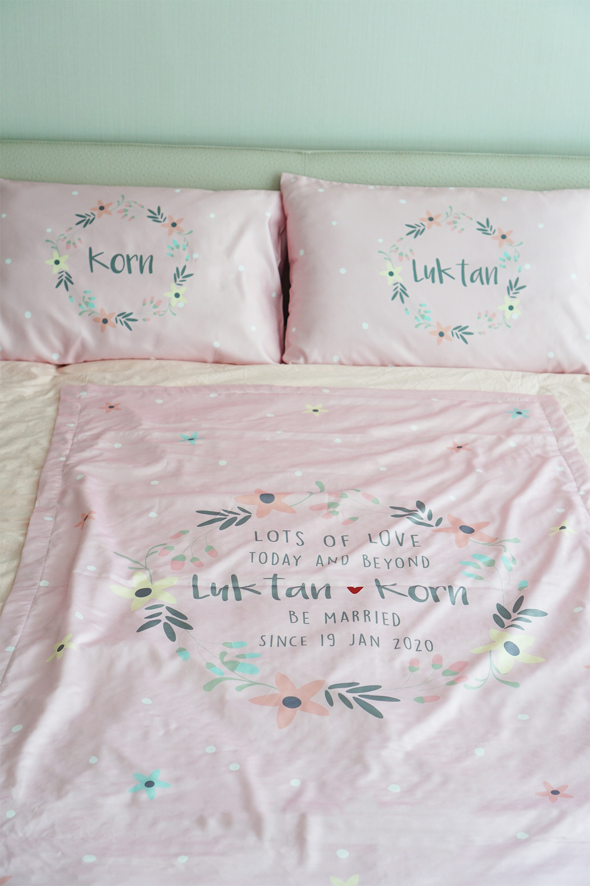 ชุดของขวัญแต่งงาน ปลอกหมอนคู่+ผ้าห่ม ขนาด 100x150cm ลาย Floral Frame - Pink