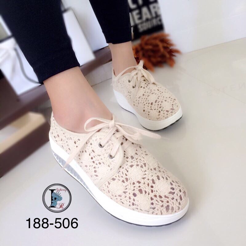 รองเท้าผ้าใบลูกไม้ทรง Sport (สีดำ)