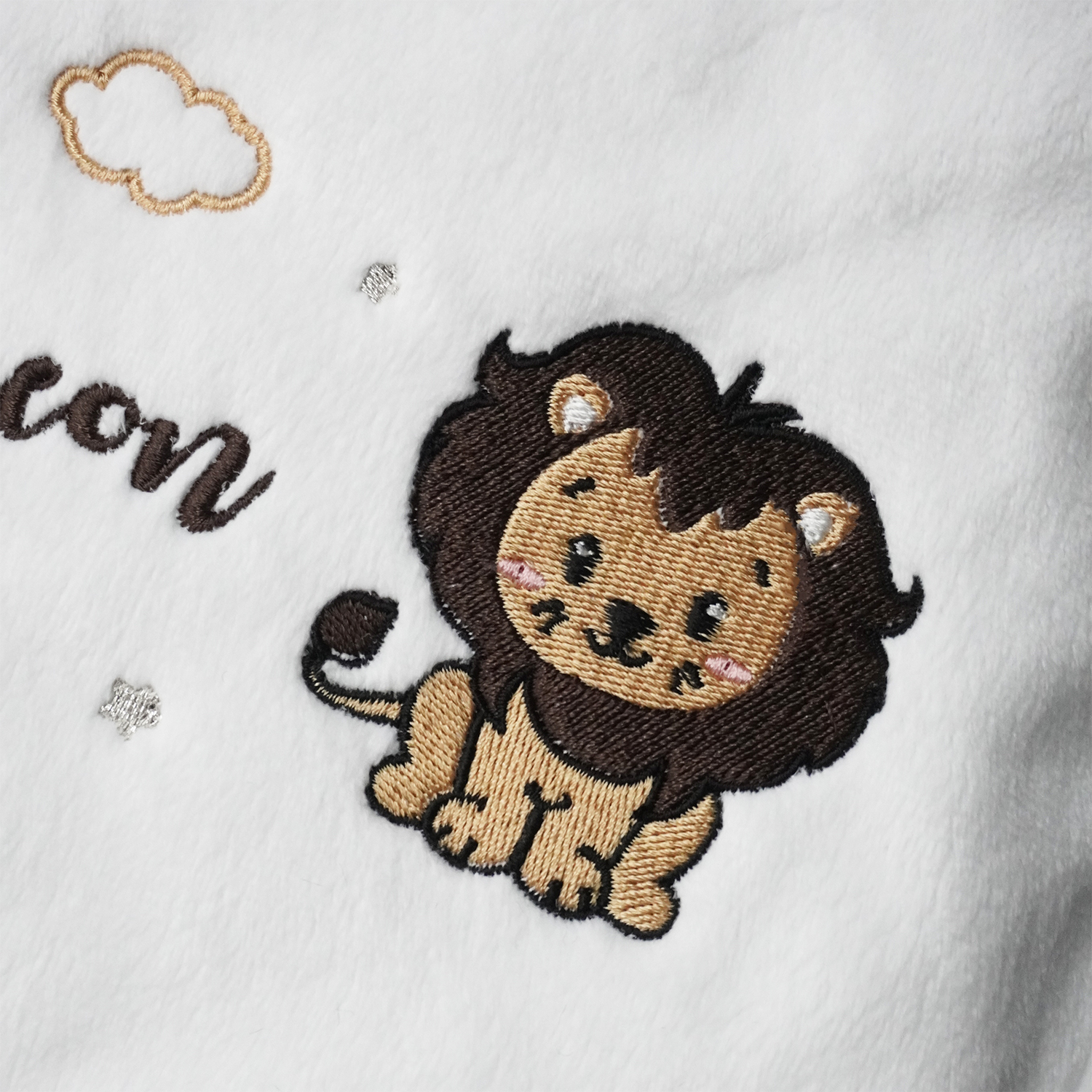 ผ้าห่ม Minky - สีขาว 75x100cm แบบปักชื่อ+การ์ตูน - Lion