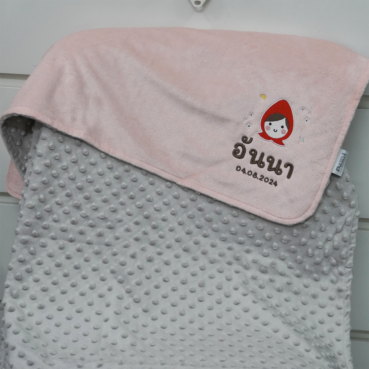 ผ้าห่ม Minky - สี Rose Quartz&Grey 75x100cm แบบปักชื่อ+การ์ตูน - Little Red Riding Hood หนูน้อยหมวกแดง
