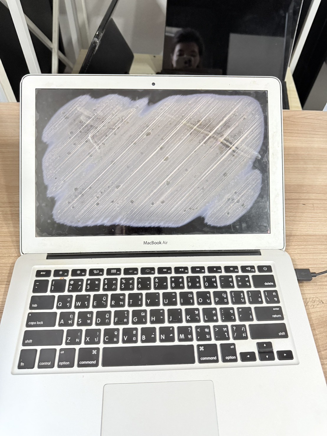 Macbook Air 13" Early 2015(i5-5250U/4GB/SSD 128GB)+Adapter จอไม่ดี ตามรูป มุม เครื่องบุบ