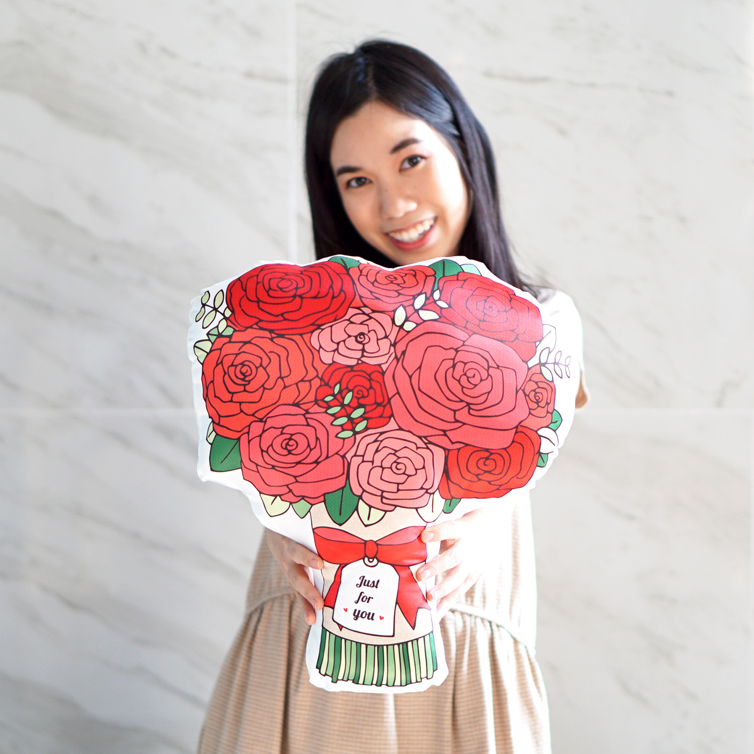 หมอนของขวัญ แบบพร้อมส่ง ลายช่อกุหลาบ Just For You Red Rose Bouquet