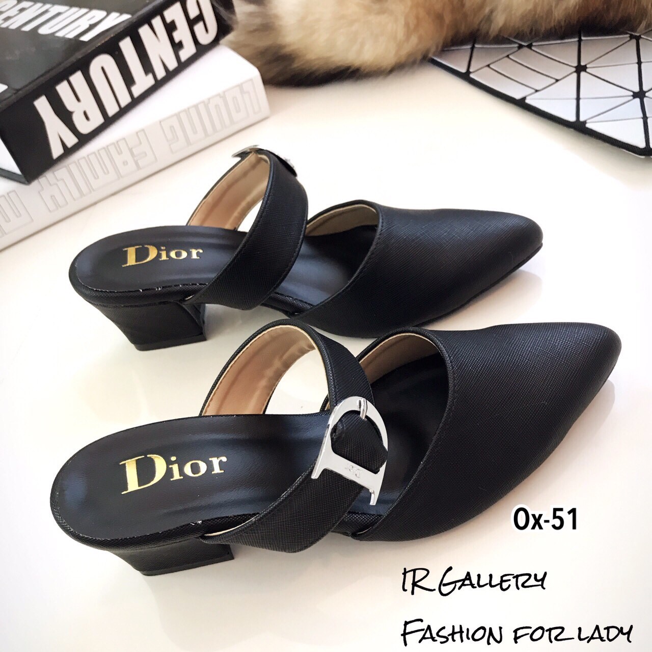 รองเท้าคัทชูส้นเตี้ยหัวแหลมแต่งอะไหล่ (สีชมพู)