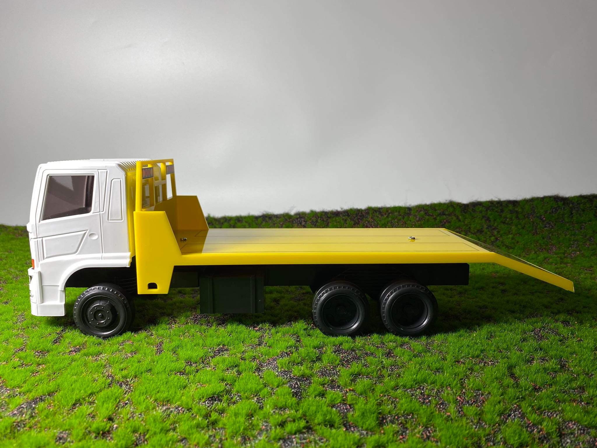 โมเดลรถ 10 ล้อ รถย้ายรถขุดจำลอง 1/24 รถบรรทุกหม่ำโมเดลรถเทรนเลอร์ ของเล่นเด็กผู้ชาย toy