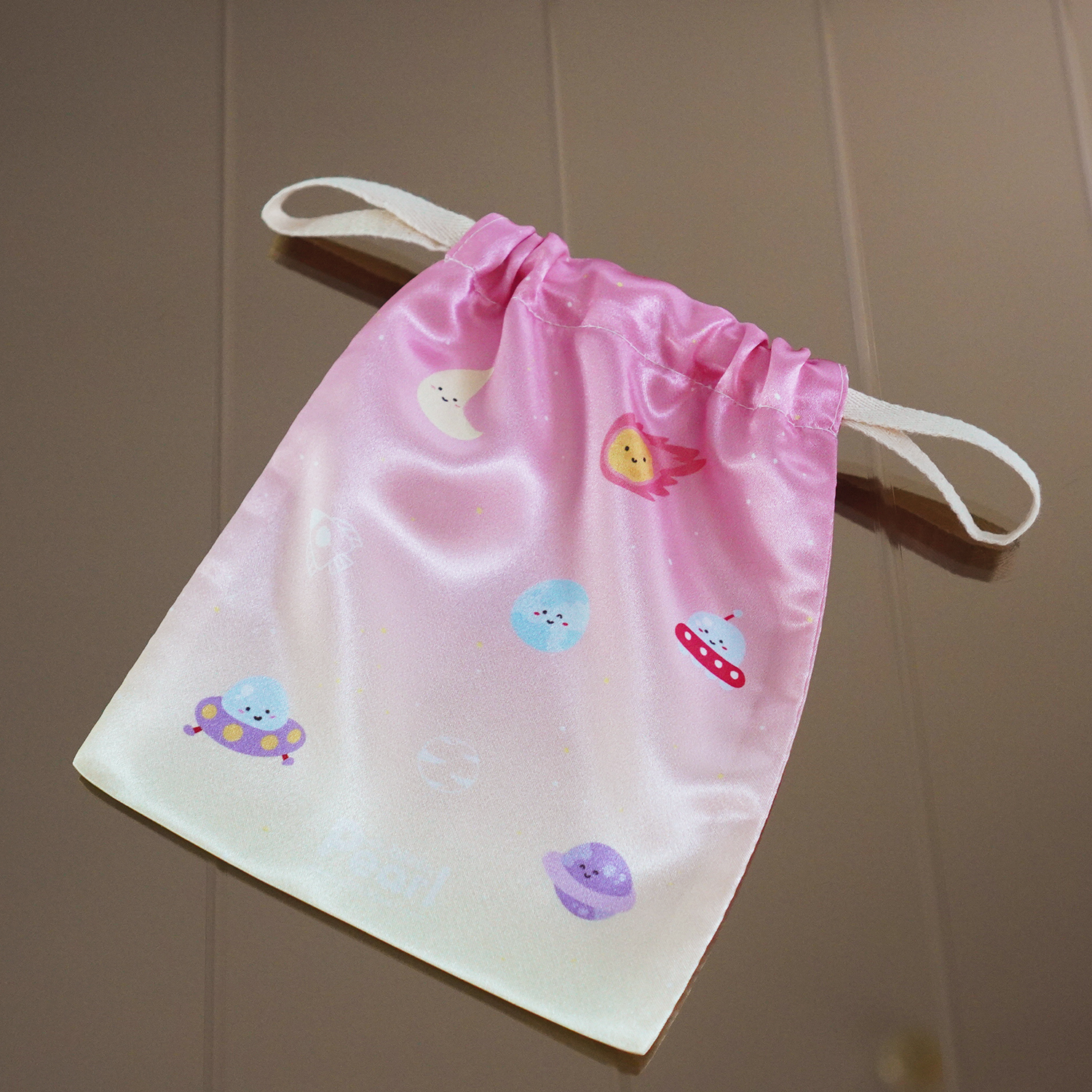 ผ้าคลุมให้นม 3in1 (รุ่นมีกระดุม ถอดโครงได้) แบบสั่งทำใส่ชื่อ ลาย Planet and Friends - Pink Yellow