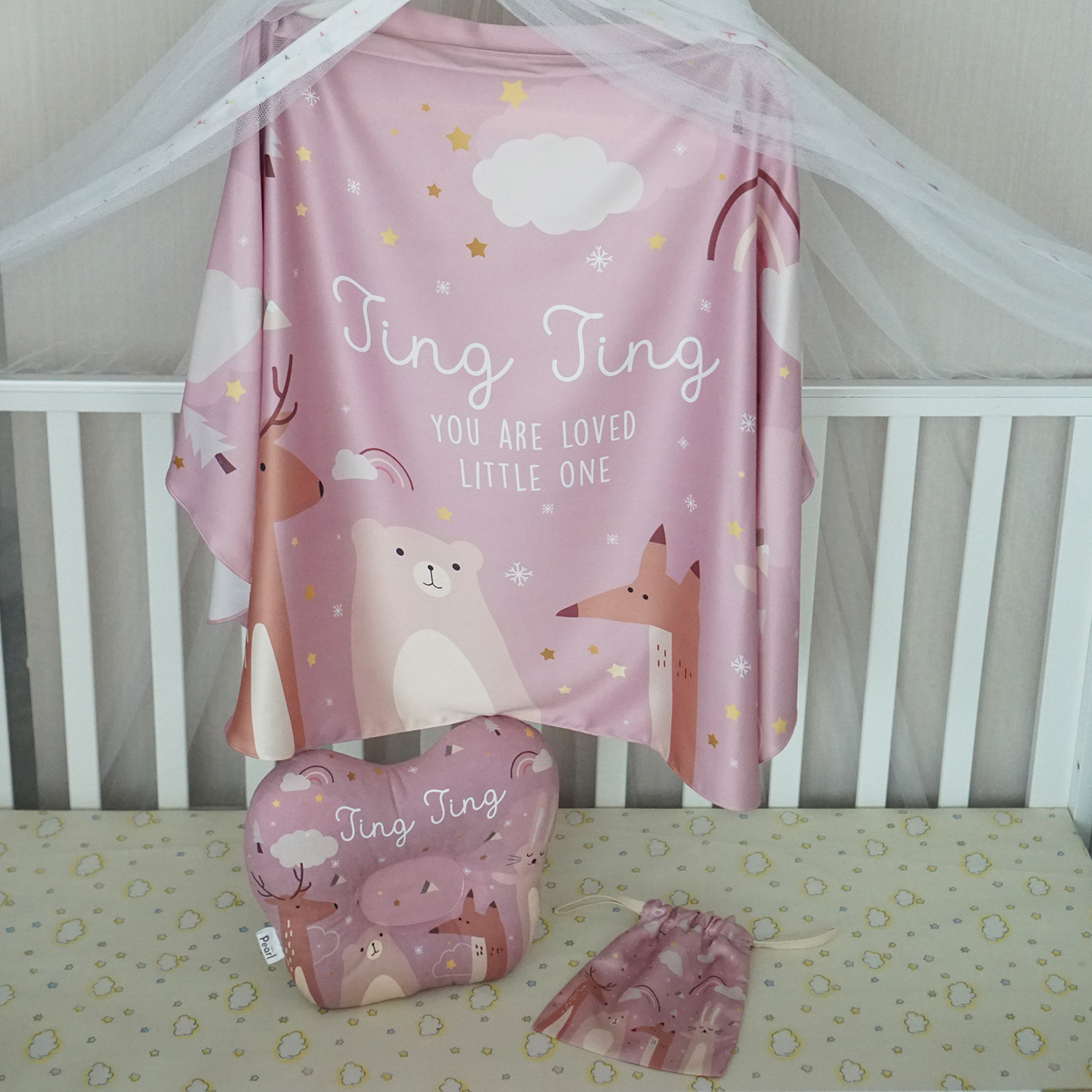 ชุดของขวัญเด็กแรกเกิด BP3 หมอนหลุม + ผ้าคลุมให้นม ลาย Woodland - Pink