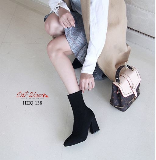 รองเท้าบูทส้นแท่งสักหลาด