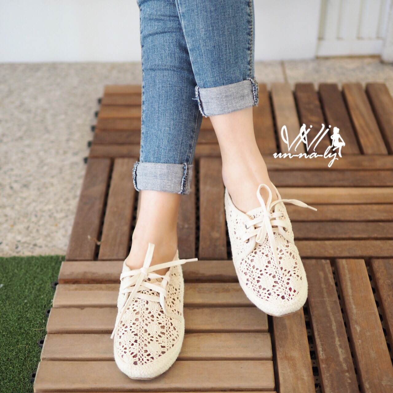 รองเท้าผ้าใบลูกไม้วินเทจแบบโปร่ง (สีดำ)