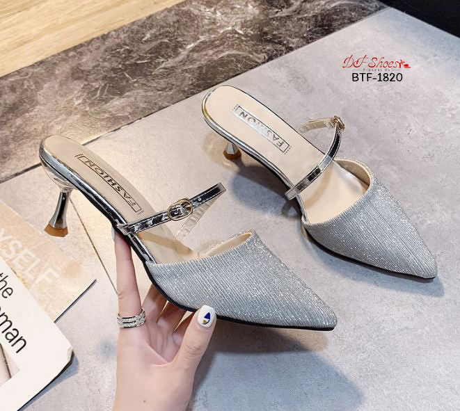 รองเท้าส้นเตี้ยแต่งสายรัดหน้า (สีเงิน)