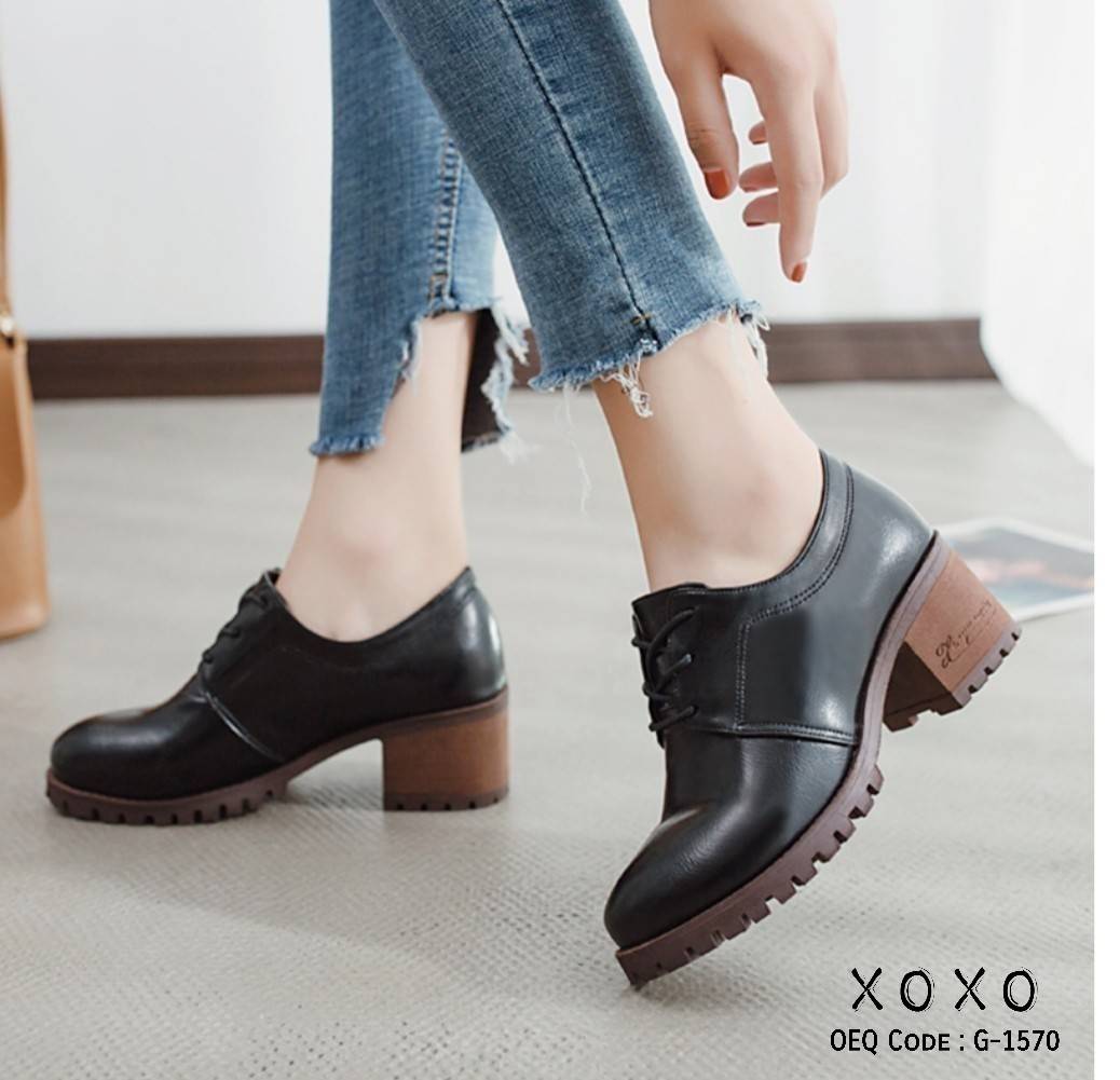 รองเท้าผ้าใบเสริมส้นทรง Oxford (สีดำ)