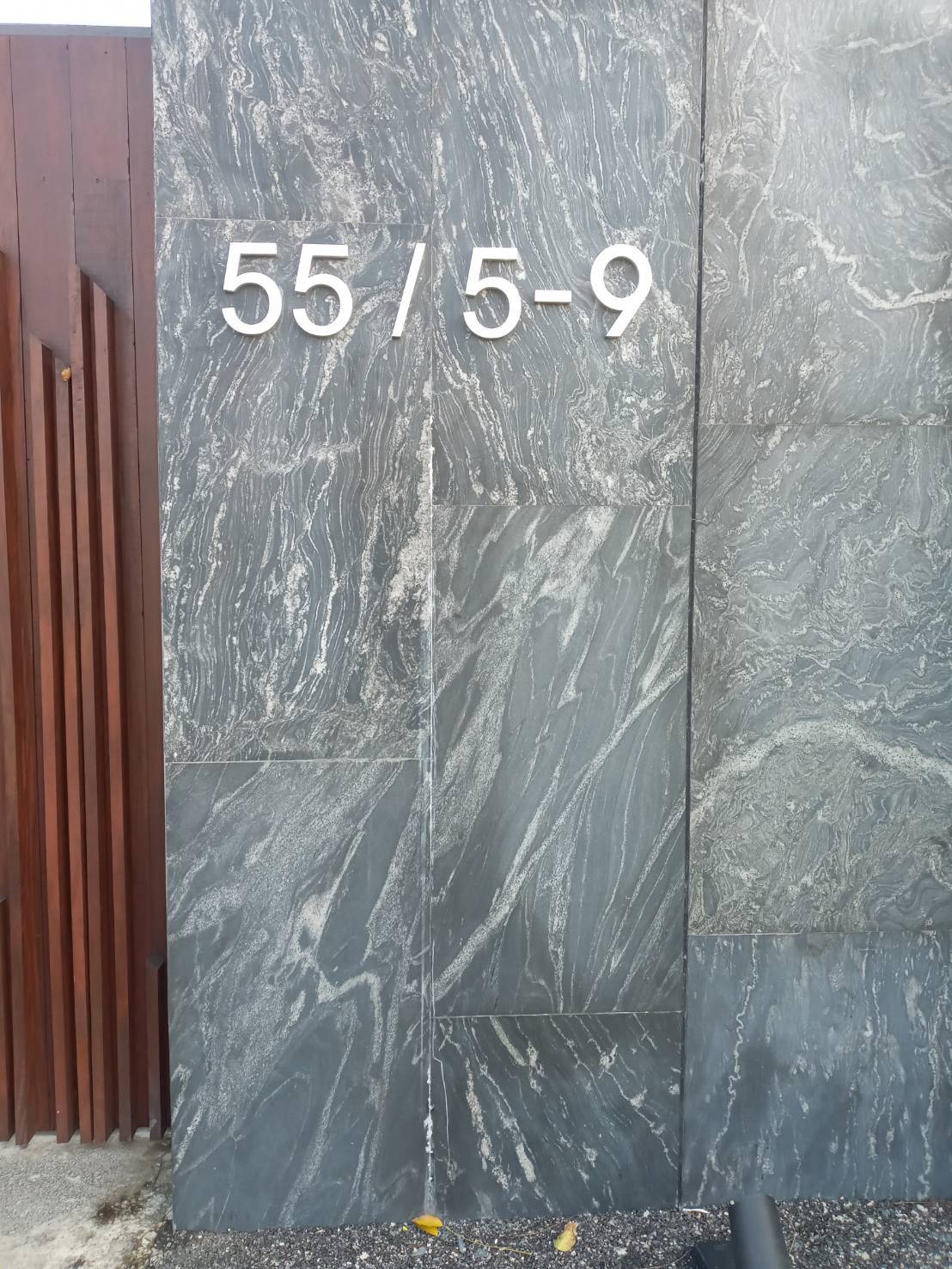 ป้ายอักษรสแตนเลสเนื้อเงินแฮร์ไลน์