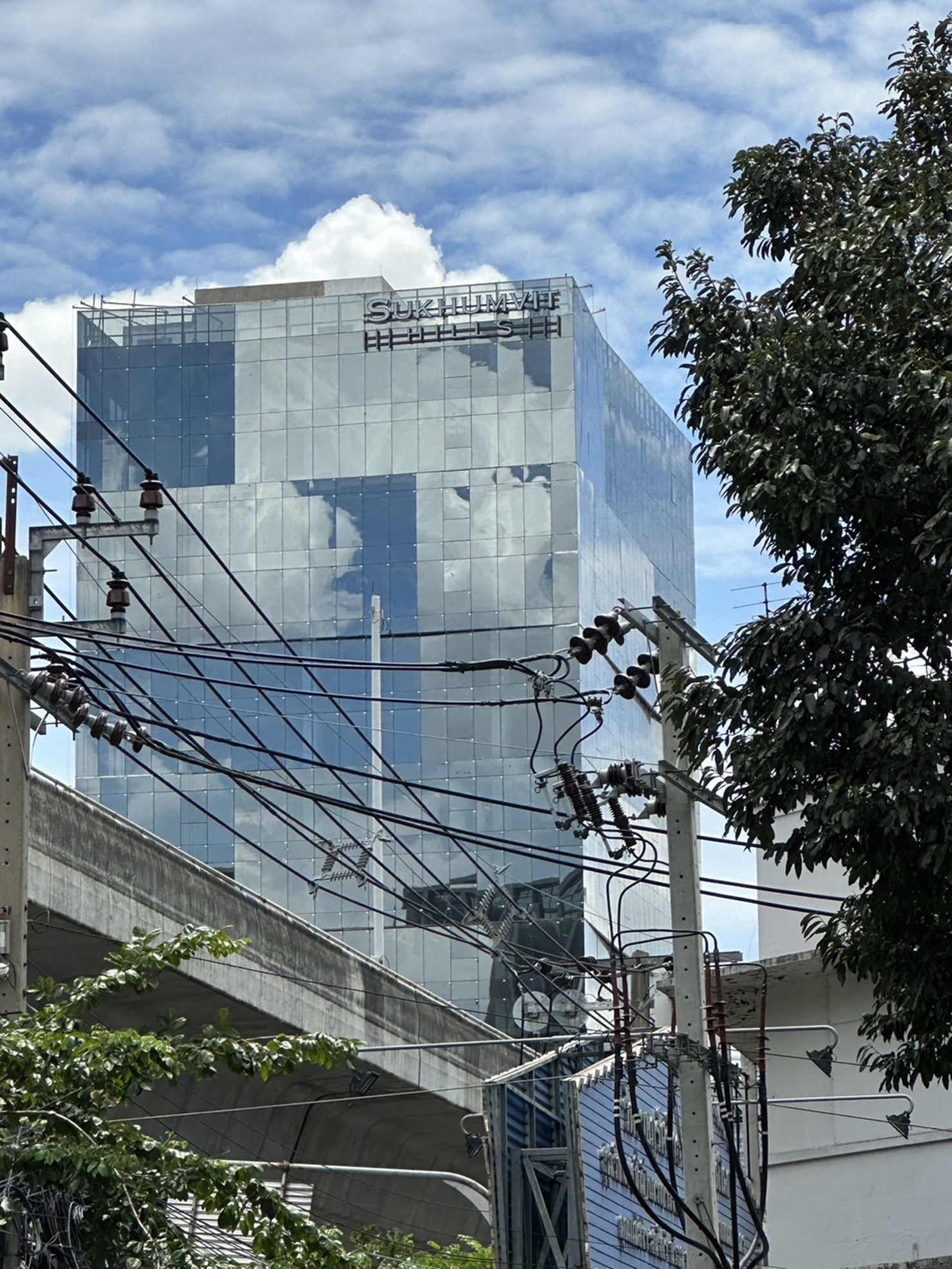 อาคารสุขุมวิท ฮิลล์ ( Sukhumvit Hills ) สำนักงานให้เช่าติดถนนสุขุมวิท ใกล้สถานีรถไฟฟ้า BTS อ่อนนุช และ BTS บางจาก 500 เมตร