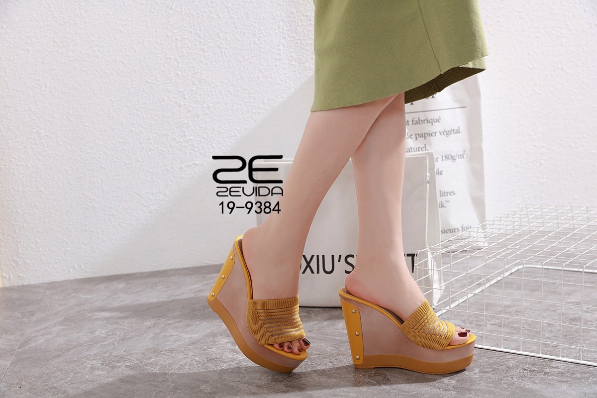 รองเท้าส้นเตารีดคาดผ้ายืด (สีครีม)