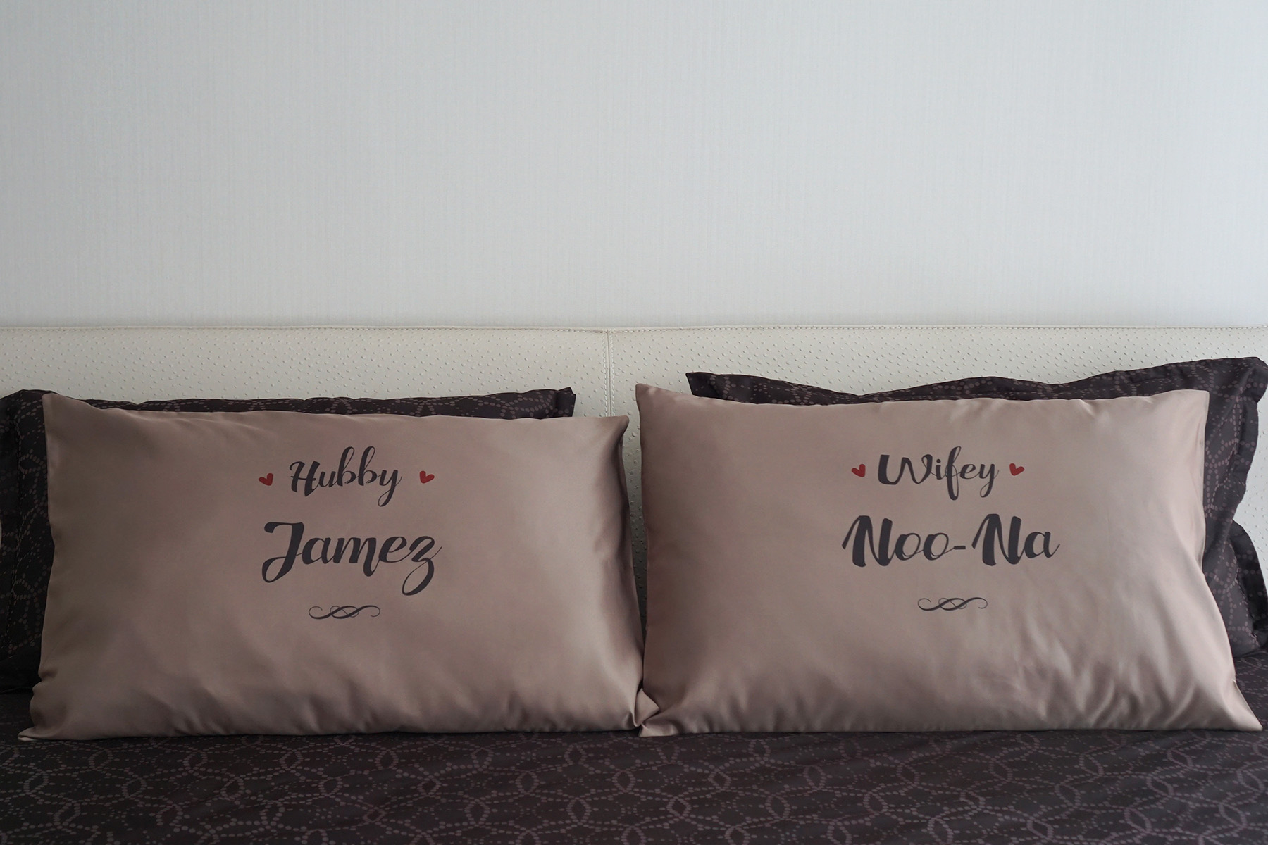 ปลอกหมอนหนุนคู่ สีน้ำตาล ลาย Hubby Wifey - Dark Brown