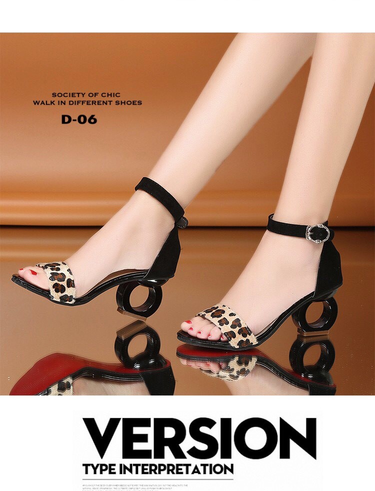 รองเท้าส้นสูงคาดหน้าลายเสือ