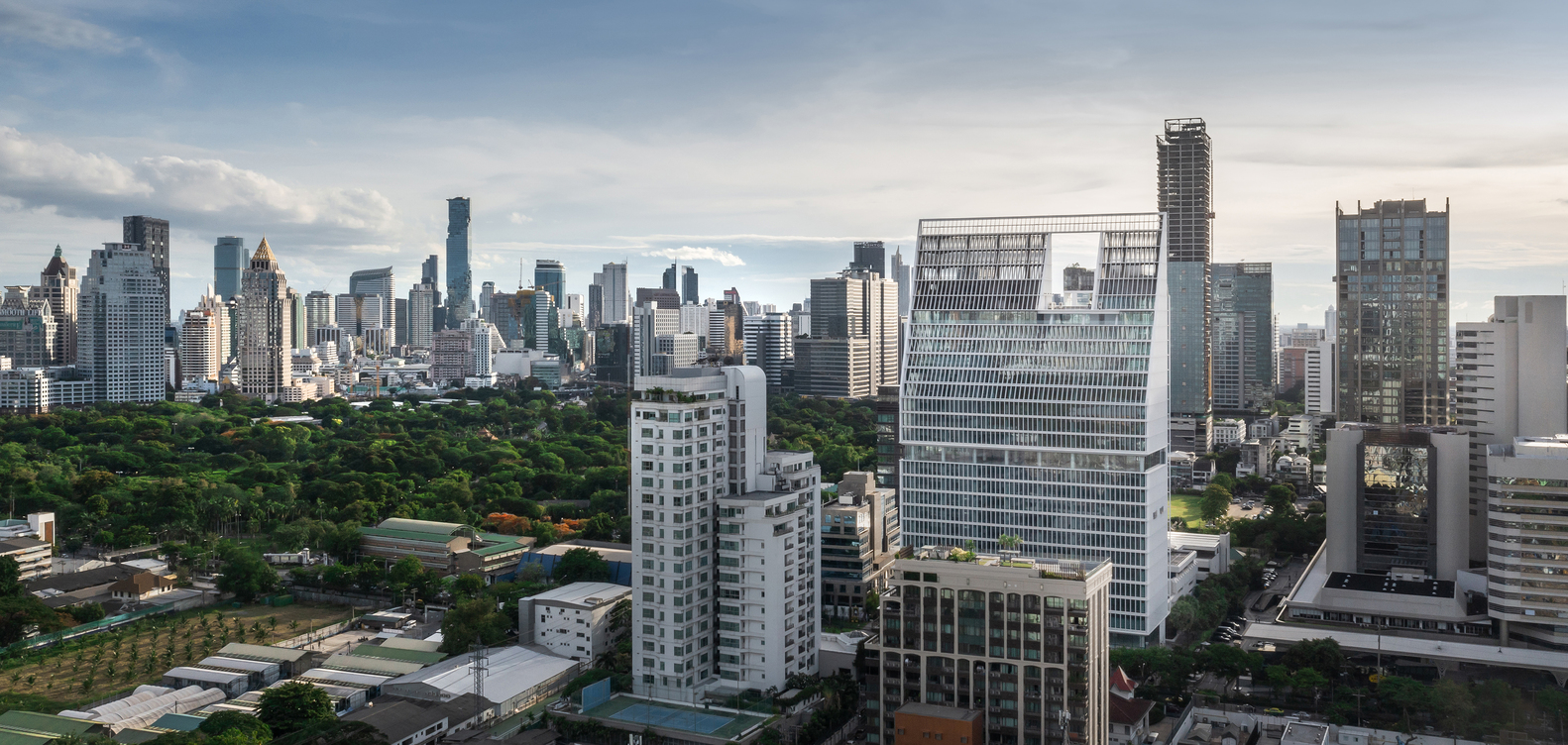 อาคารสำนักงาน 140 ไวร์เลส (140 Wireless) สำนักงานให้เช่า ย่านถนนวิทยุและถนนสารสิน ใกล้สวนลุมพินี เพียง 100 เมตร