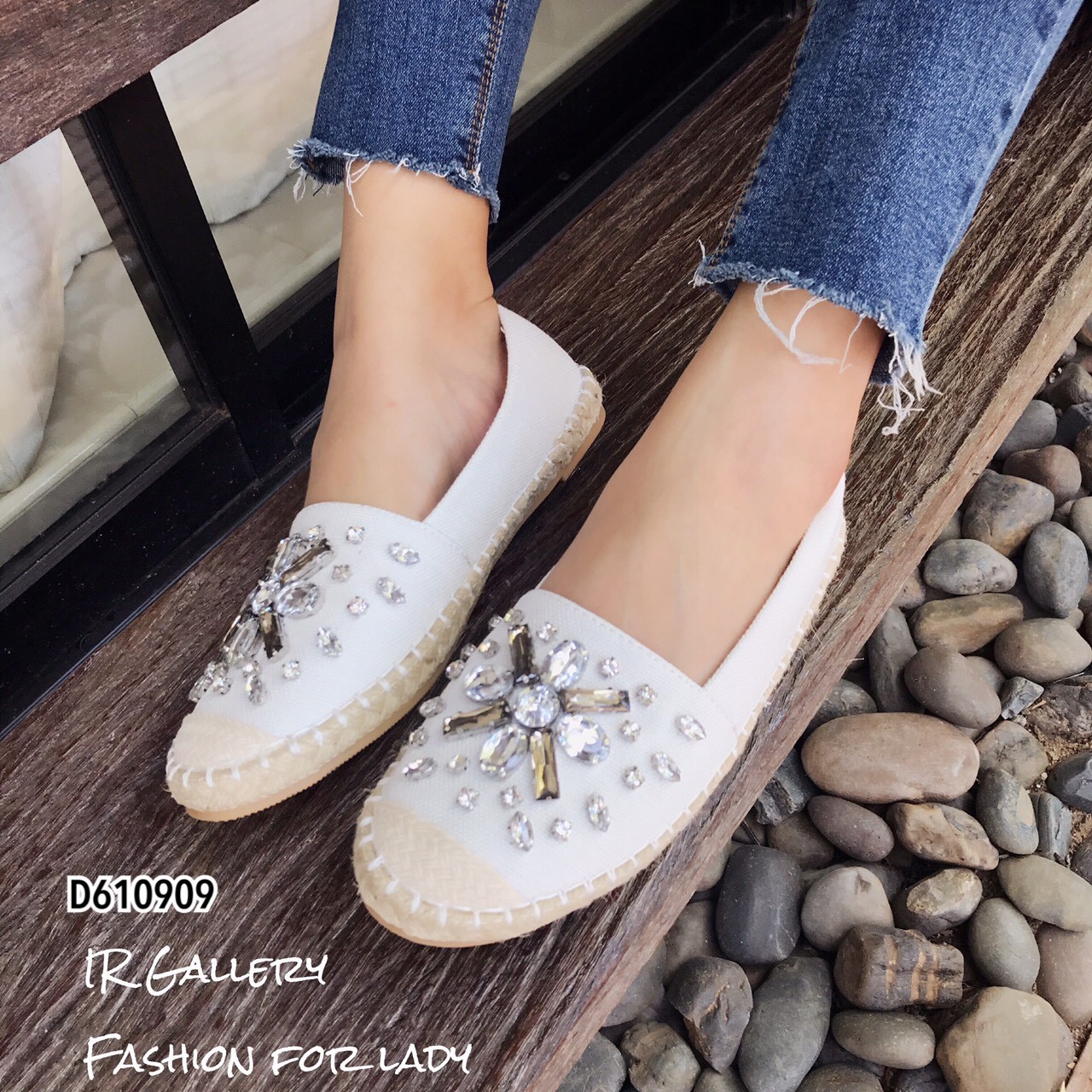 รองเท้าสลิปเปอร์แต่งคริสตัล