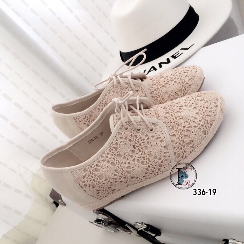 รองเท้าผ้าใบลูกไม้เสริมส้น