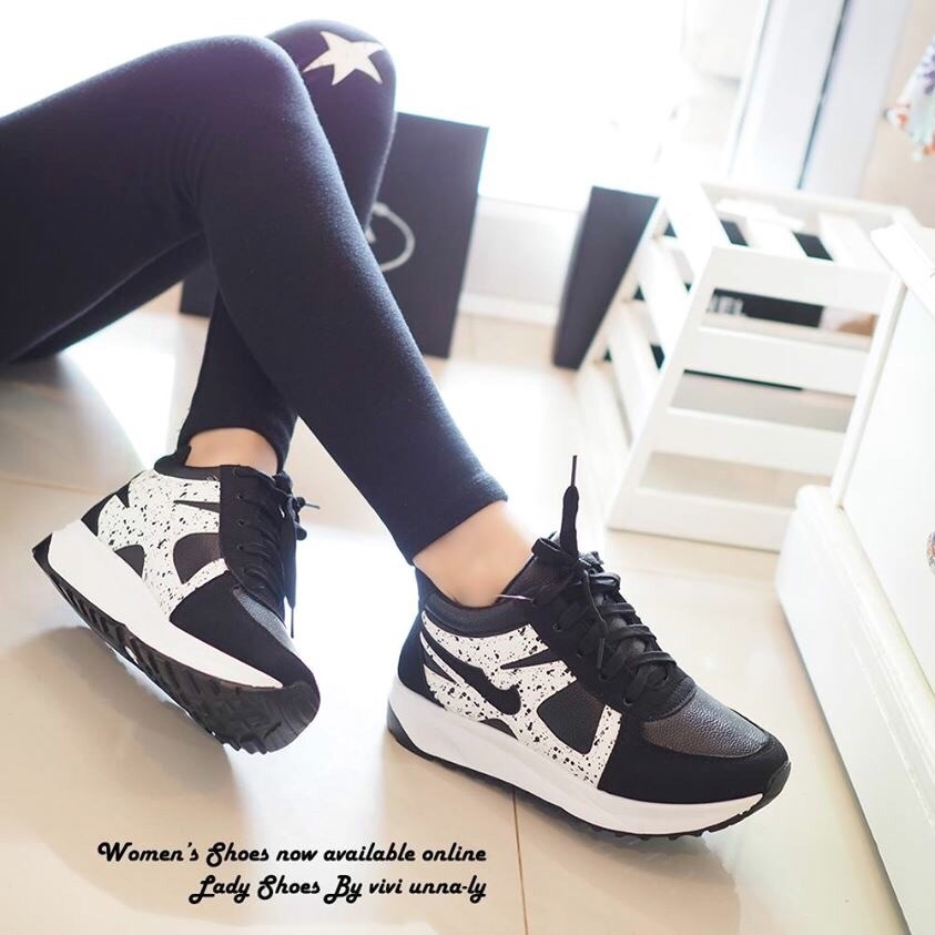 พร้อมส่ง : รองเท้าผ้าใบเสริมส้นทรงSport (สีดำ)