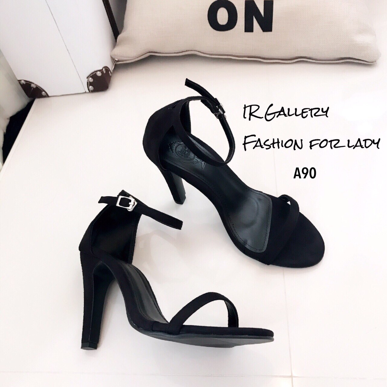 รองเท้าส้นสูงรัดข้อสไตล์เรียบ (สีดำ)