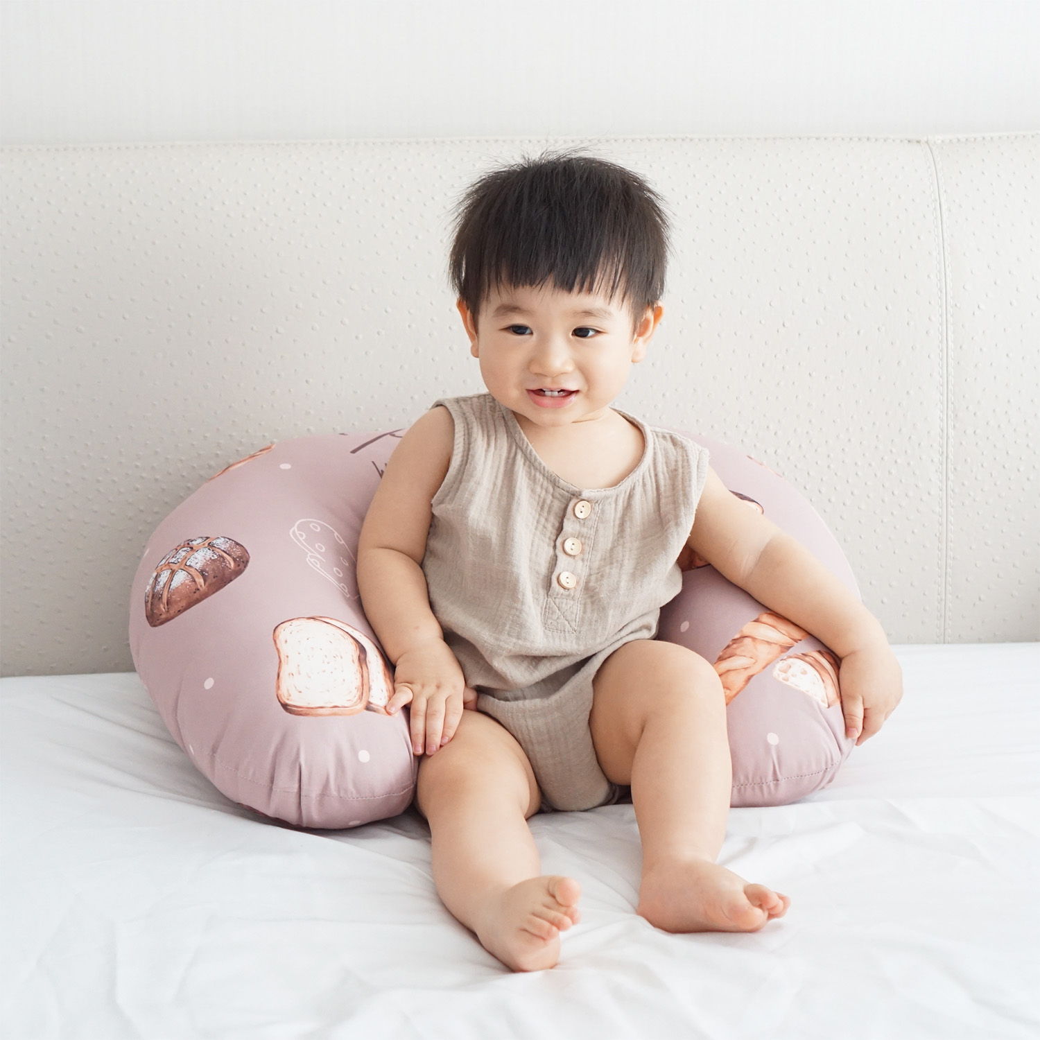หมอนรองให้นม สั่งทำใส่ชื่อ ลาย Bread - Brown