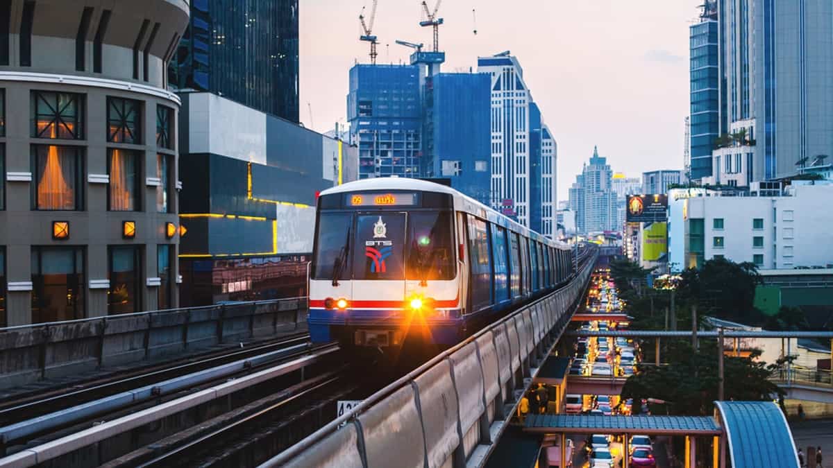 ขายอาคารสำนักงาน สูง 30 ชั้น ทำเลทอง ย่านธุรกิจ ถนนสุขุมวิท ใกล้รถไฟฟ้า BTS เอกมัย