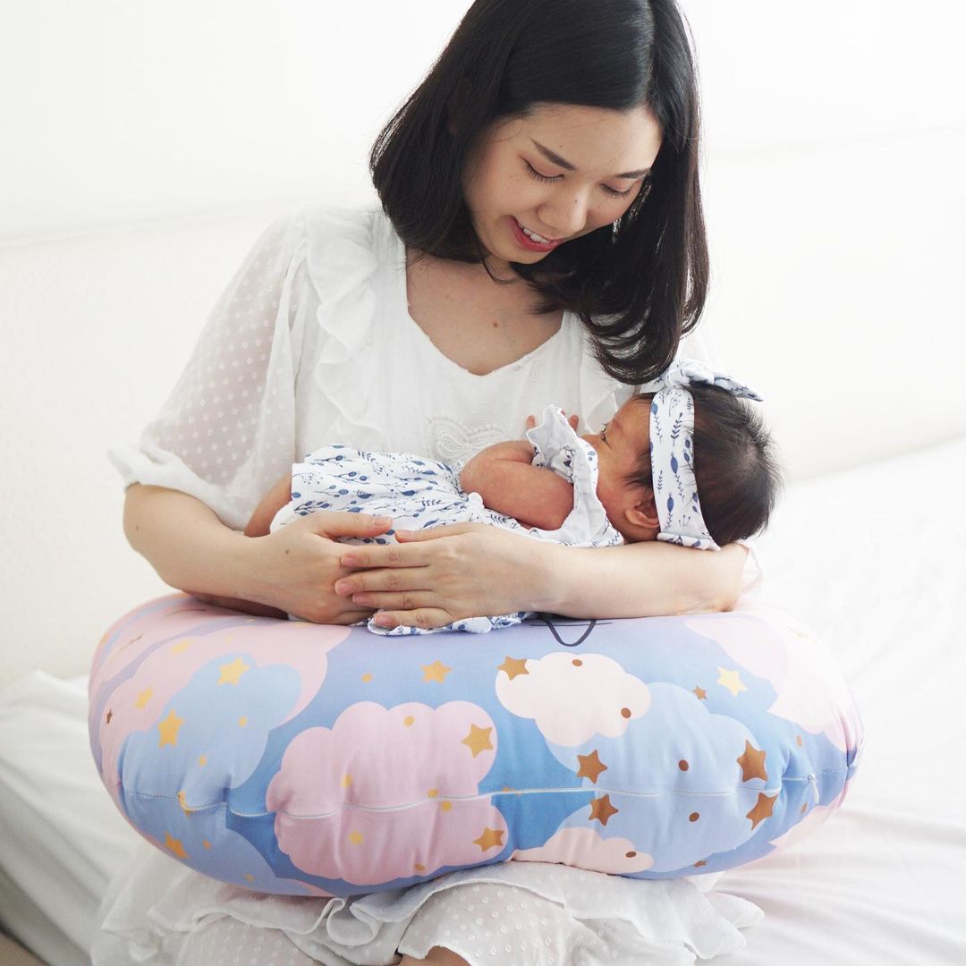 หมอนรองให้นม Nursing Pillow แบบพร้อมส่ง ลายพระจันทร์ สีฟ้าชมพู - Moon - Blue Pink