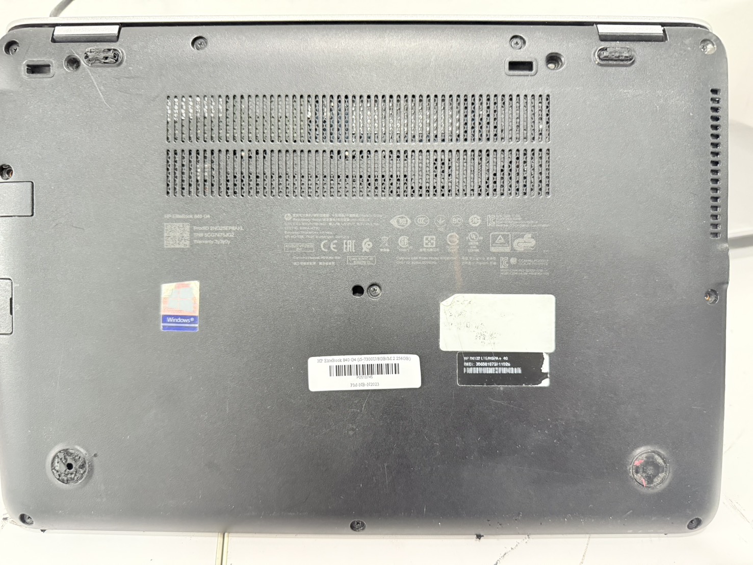 โน๊ตบุ๊ค HP EliteBook 840 G4 (i5-7300U/8GB/M.2 256GB) ไม่มี Adapter แบตเสื่อม จอเป้นเส้น ฝามีคราบกาวเล็กน้อย