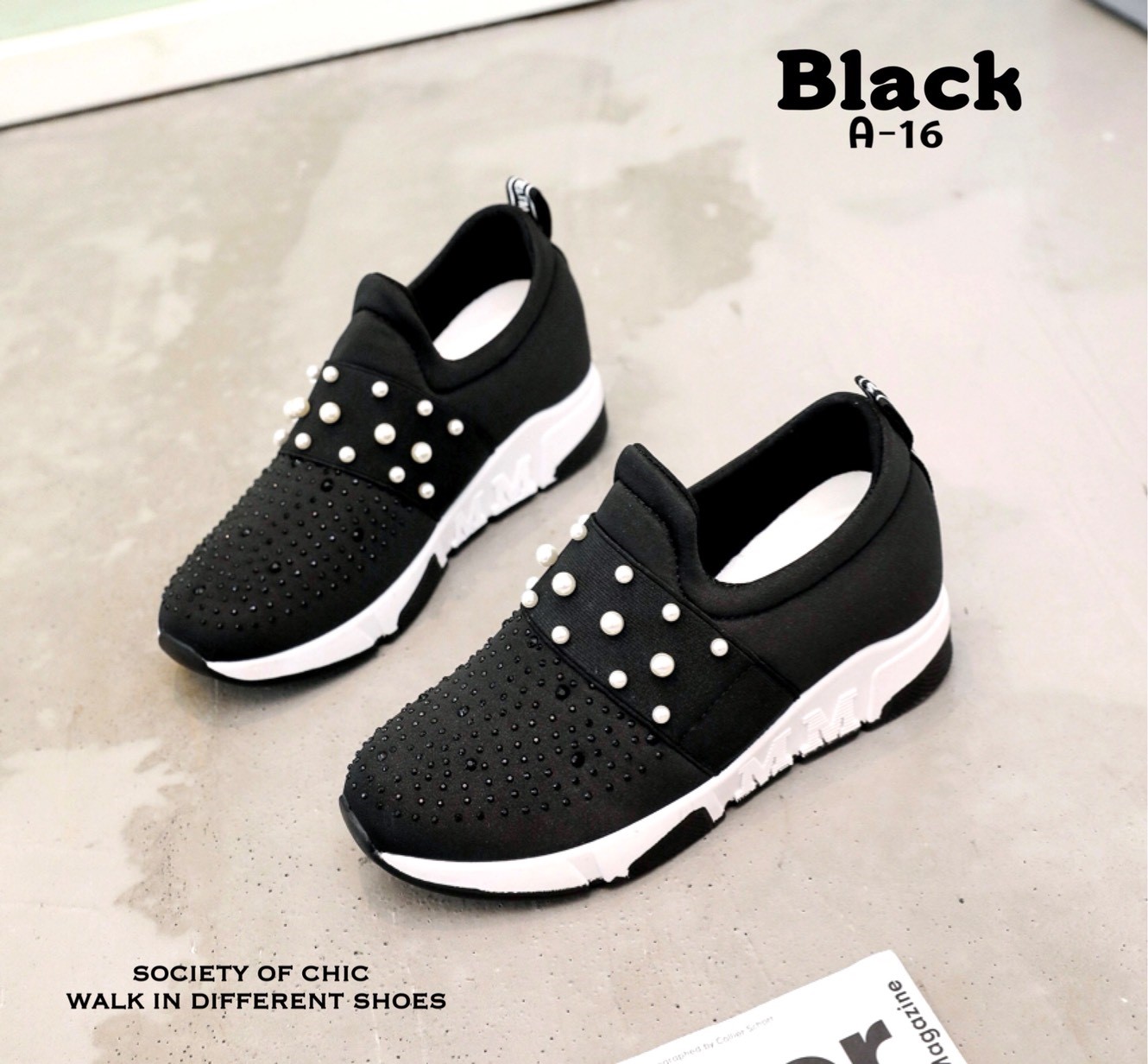 รองเท้าผ้าใบทรงสวมแต่งคริสตัล (สีขาว)