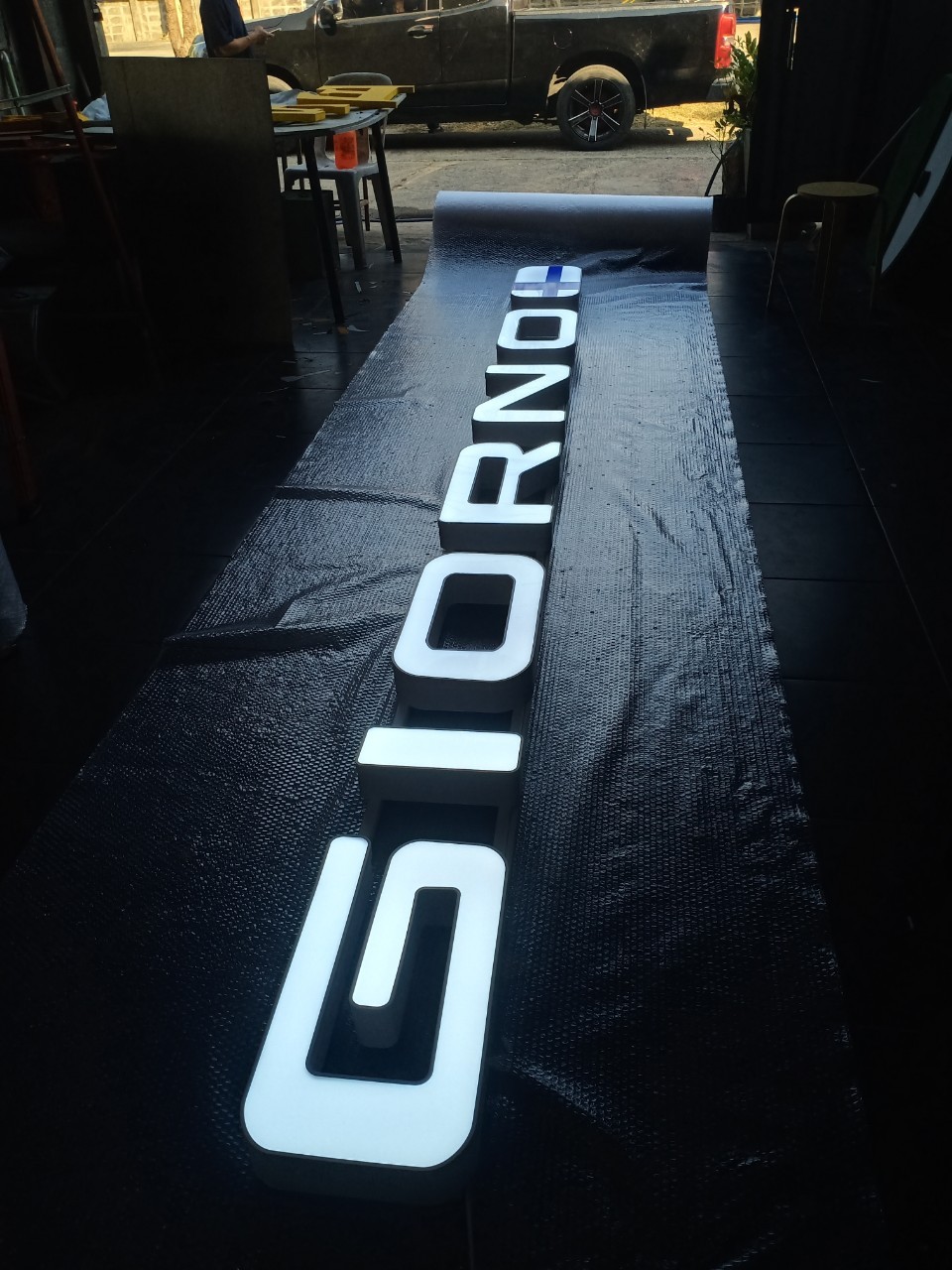 ป้ายอักษรไฟออกหน้า " GIORNO "