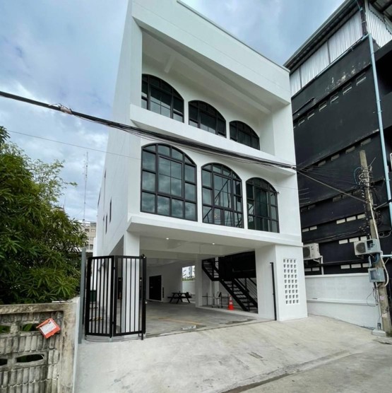 ขายอาคารสำนักงาน ซอยลาดพร้าว 1 ใกล้ห้างเซ็นทรัล ลาดพร้าว และ ยูเนี่ยนมอลล์