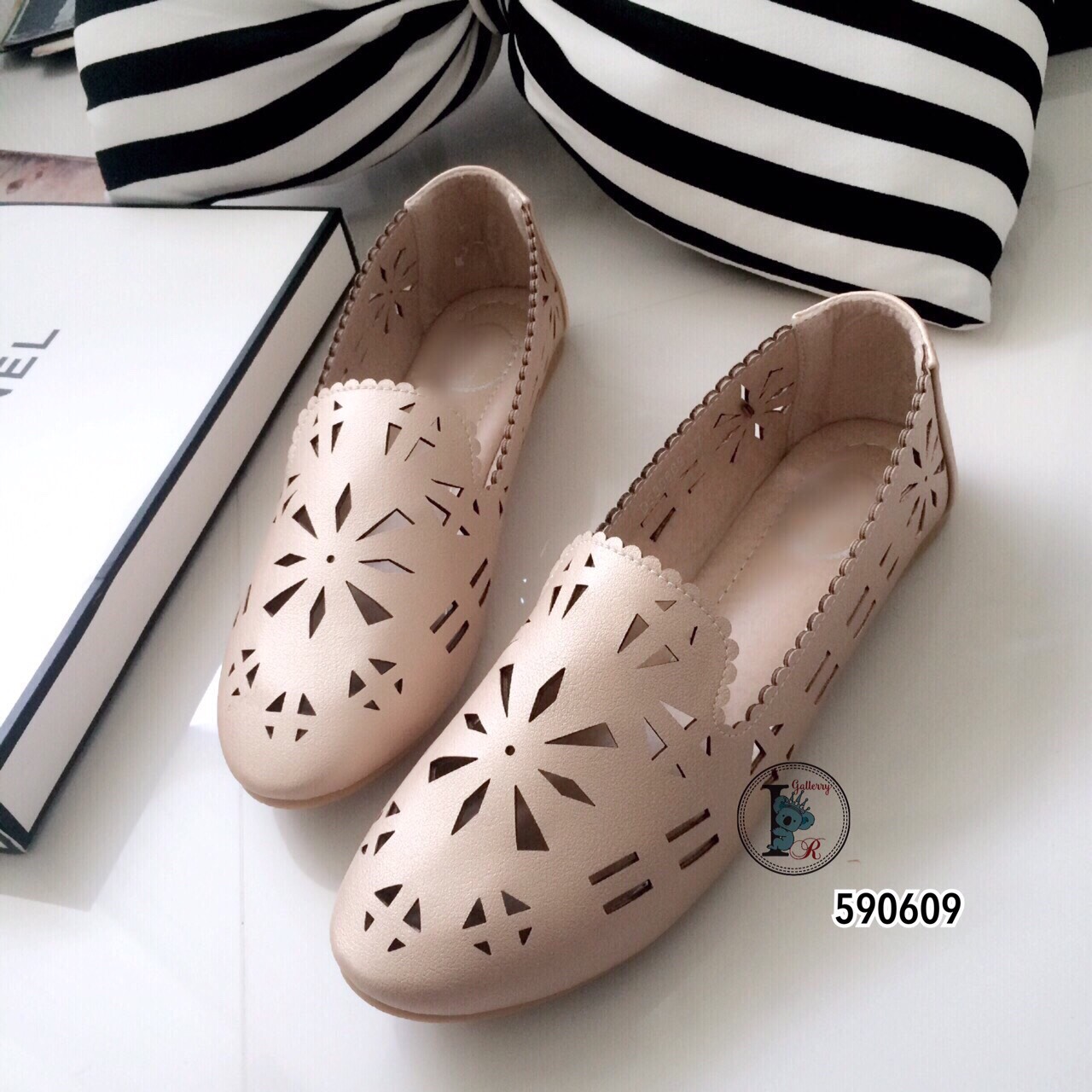 รองเท้า Loafer ฉลุลาย (สีทอง)