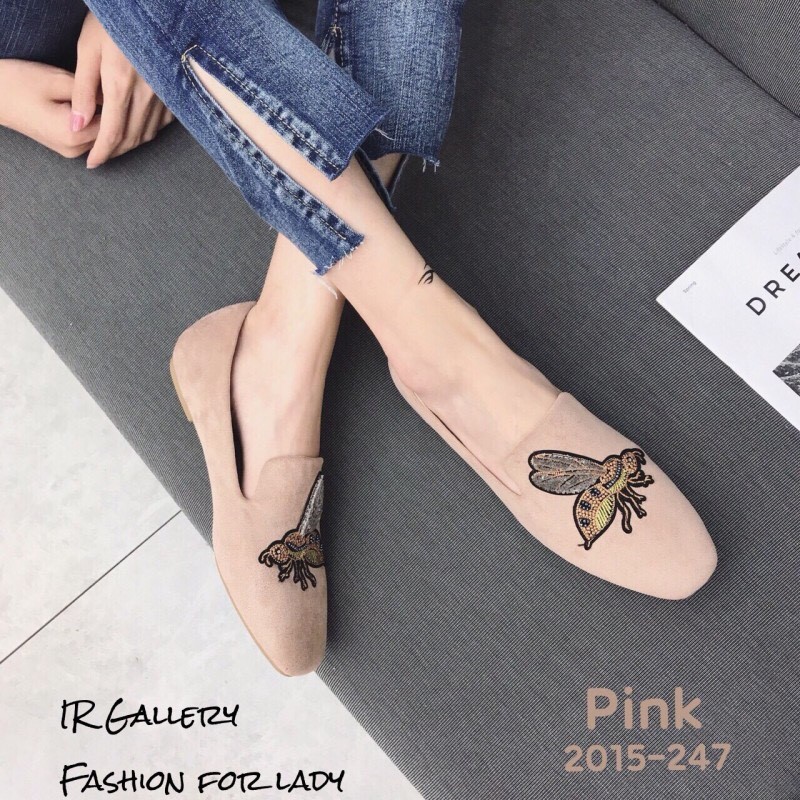 รองเท้าคัทชูส้นแบนปักลายผึ้ง (สีชมพู)