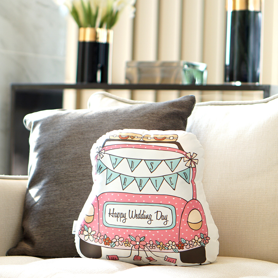 หมอนของขวัญแต่งงาน แบบพร้อมส่ง - ลายรถแต่งงาน สีชมพู Just Married Car Pillow
