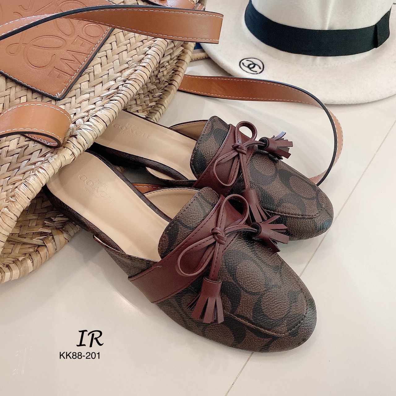 รองเท้าสลิปเปอร์ Style Coach (สีตาล)