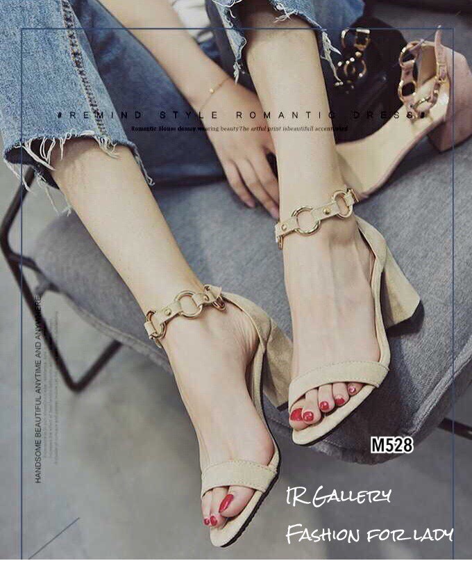 รองเท้าส้นตันแต่งสายรัดอะไหล่ทอง (สีดำ)