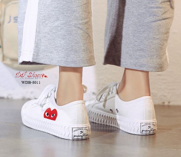 รองเท้าผ้าใบแคนวาสแต่งลายหัวใจ (สีขาว)