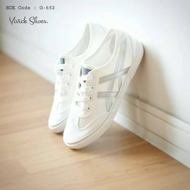 รองเท้าผ้าใบ Onitsuka Tiger (สีเงิน)