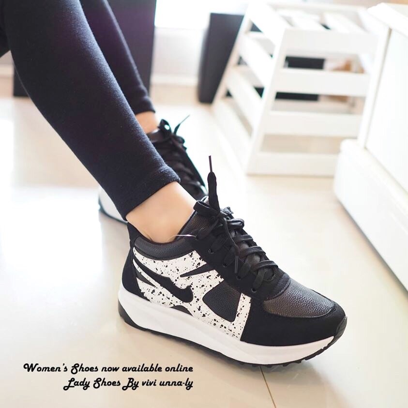 พร้อมส่ง : รองเท้าผ้าใบเสริมส้นทรงSport (สีดำ)