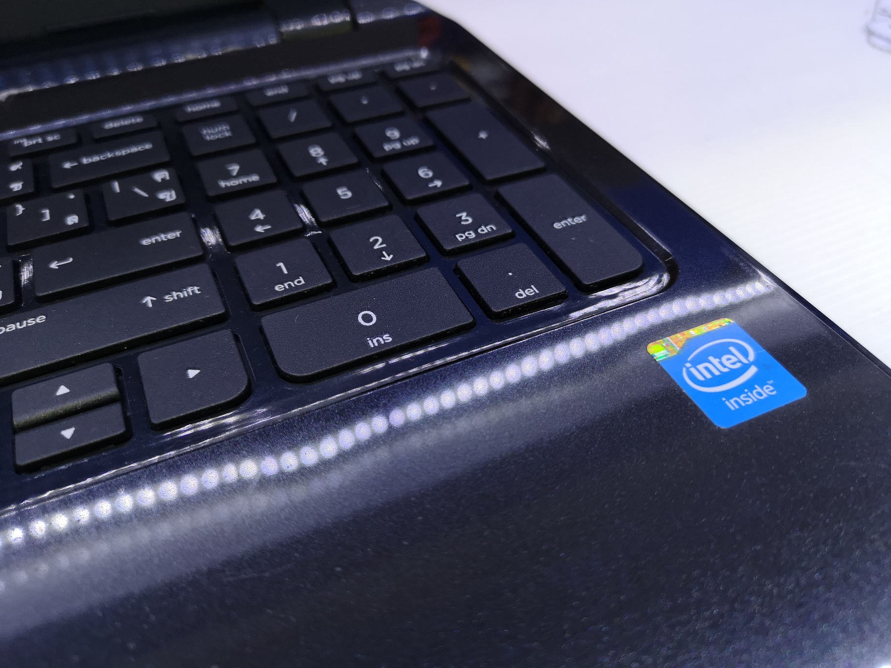 HP 15-r031ds มีตำหนิ