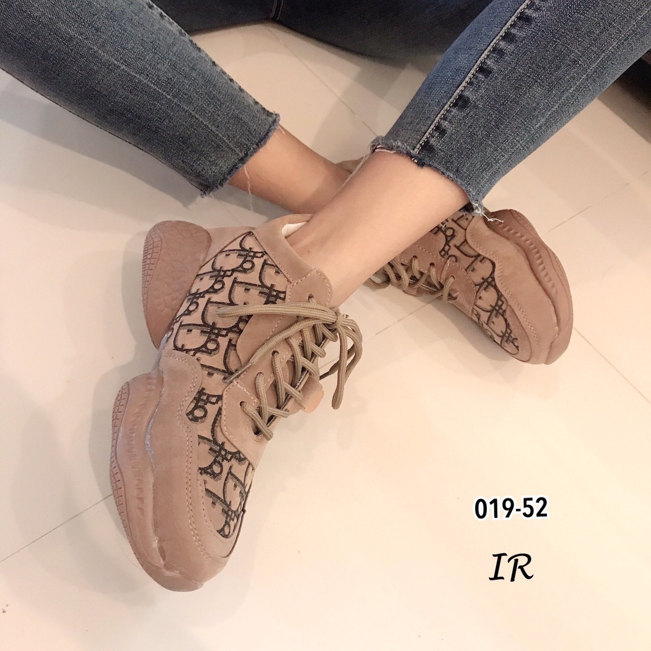 รองเท้าผ้าใบแต่งลายสไตล์ D