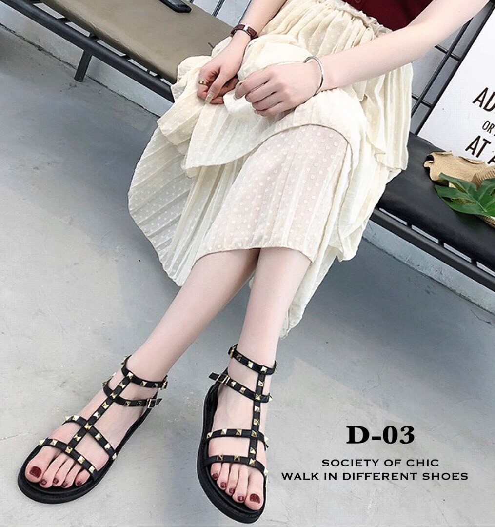 รองเท้าแตะแต่งหมุดรัดส้น (สีครีม)