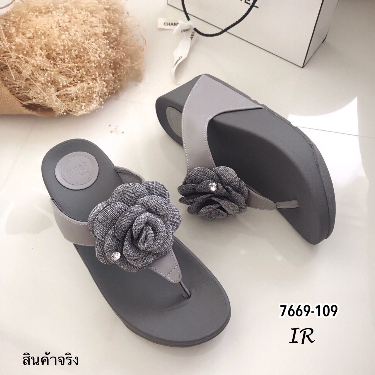 รองเท้าแตะFit Flopแต่งดอกคามิเลียเพชร (สีเทา)