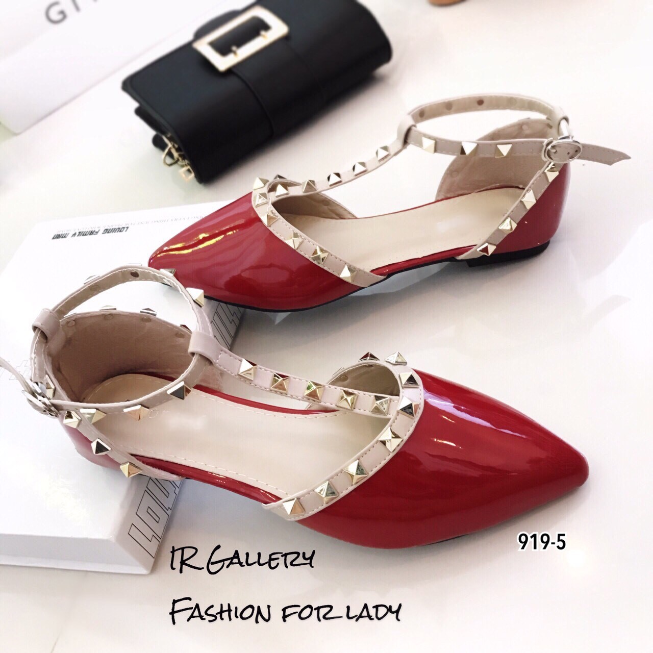 รองเท้าส้นแบนสไตล์ Valentino T-Strap (สีแดง)